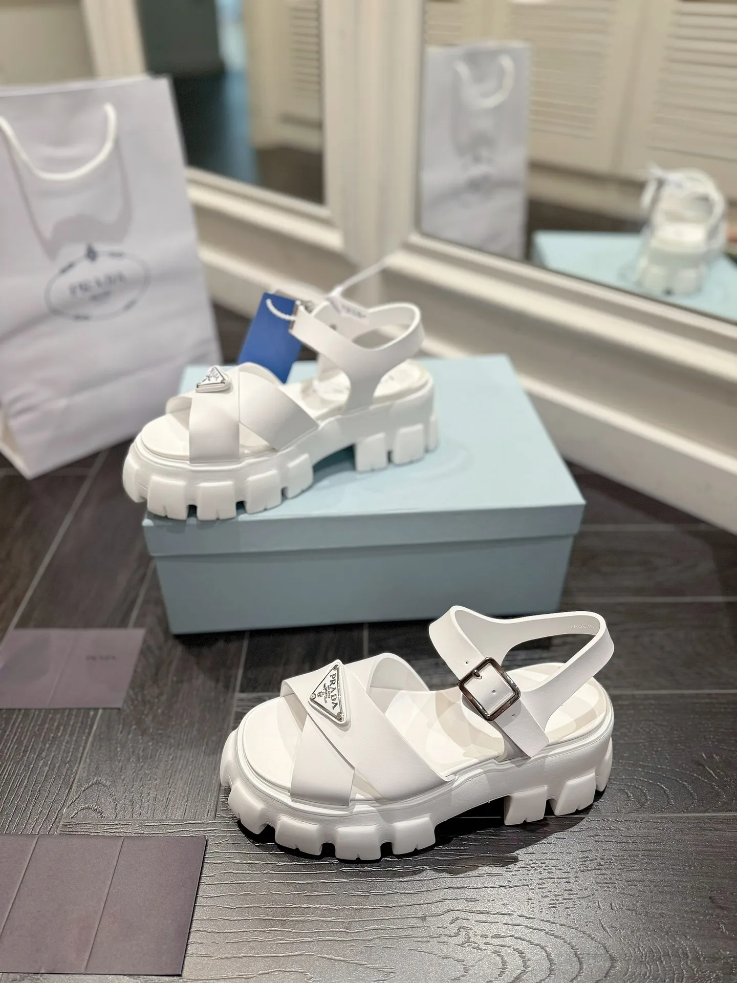 👟👟Ex-factory price 460👟👟 prada Roman shoes will definitely make you fall in love with them! The latest spring and summer sawtooth Roman braided thick-soled sandals E64, retro, fashionable and avant-garde gear teeth, 55mm thick-soled soles and uppers, making the whole pair of shoes light and comfortable. Bright colors, a variety of choices to satisfy fashionable people of different styles! The iconic metal triangle logo is paired with the shape of ancient beach sandals. Every design element is fashionable! Color: black and white Size: 35-41